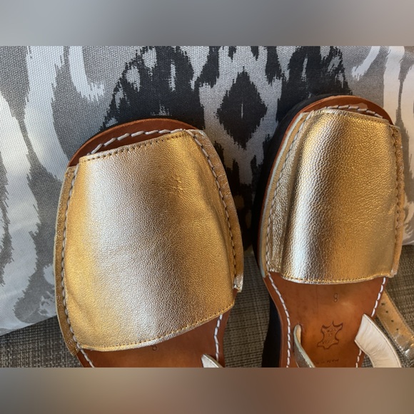 Made in Spain Pons brand Women's Gold Leather Sandals. Size 8.Medium wide. - Picture 5 of 10